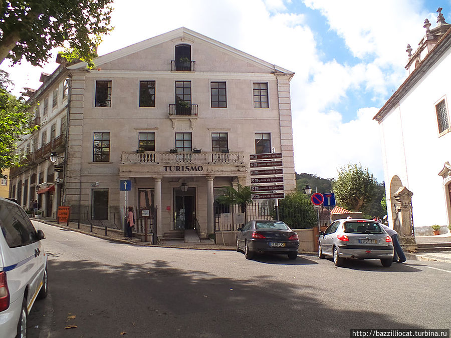 Ещё вроде как турофис, а сбоку вход в кафешку со шведским столом и сардинками! М-м-м!!! Ещё вроде как турофис, а сбоку вход в кафешку со шведским столом и сардинками! М-м-м!!!