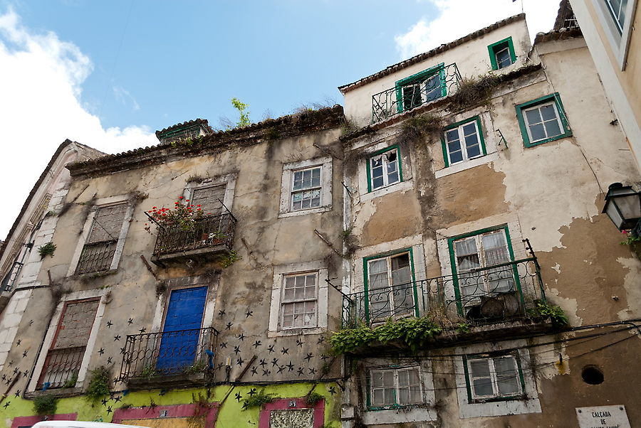 Но все же, даже разруха и помойки не умаляют живописности города, а местами наоборот ее усиливают. Лиссабон, Португалия