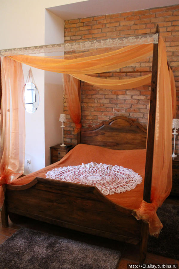 Кровать в номере Варшава, Польша