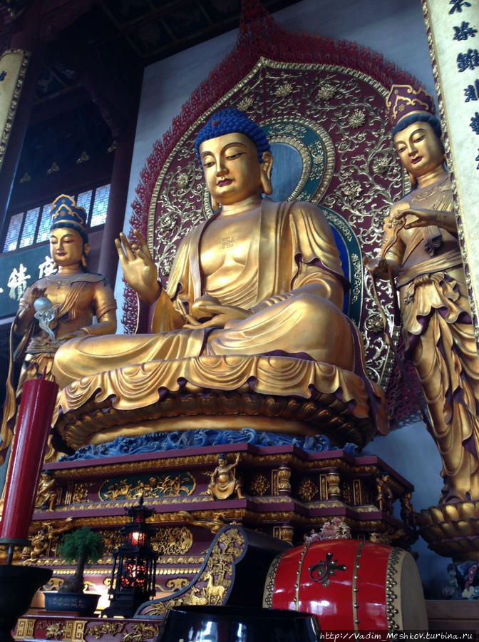 Статуя Будды в храме Линъ Инь в городе Ханчжоу. Ханчжоу, Китай