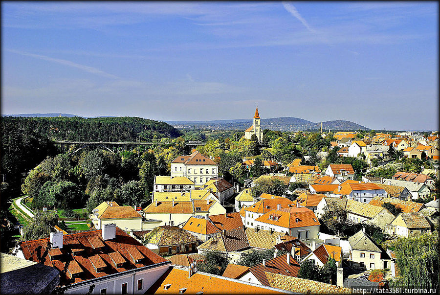 От памятника открывается великолепный вид на окрестности. От памятника открывается великолепный вид на окрестности.