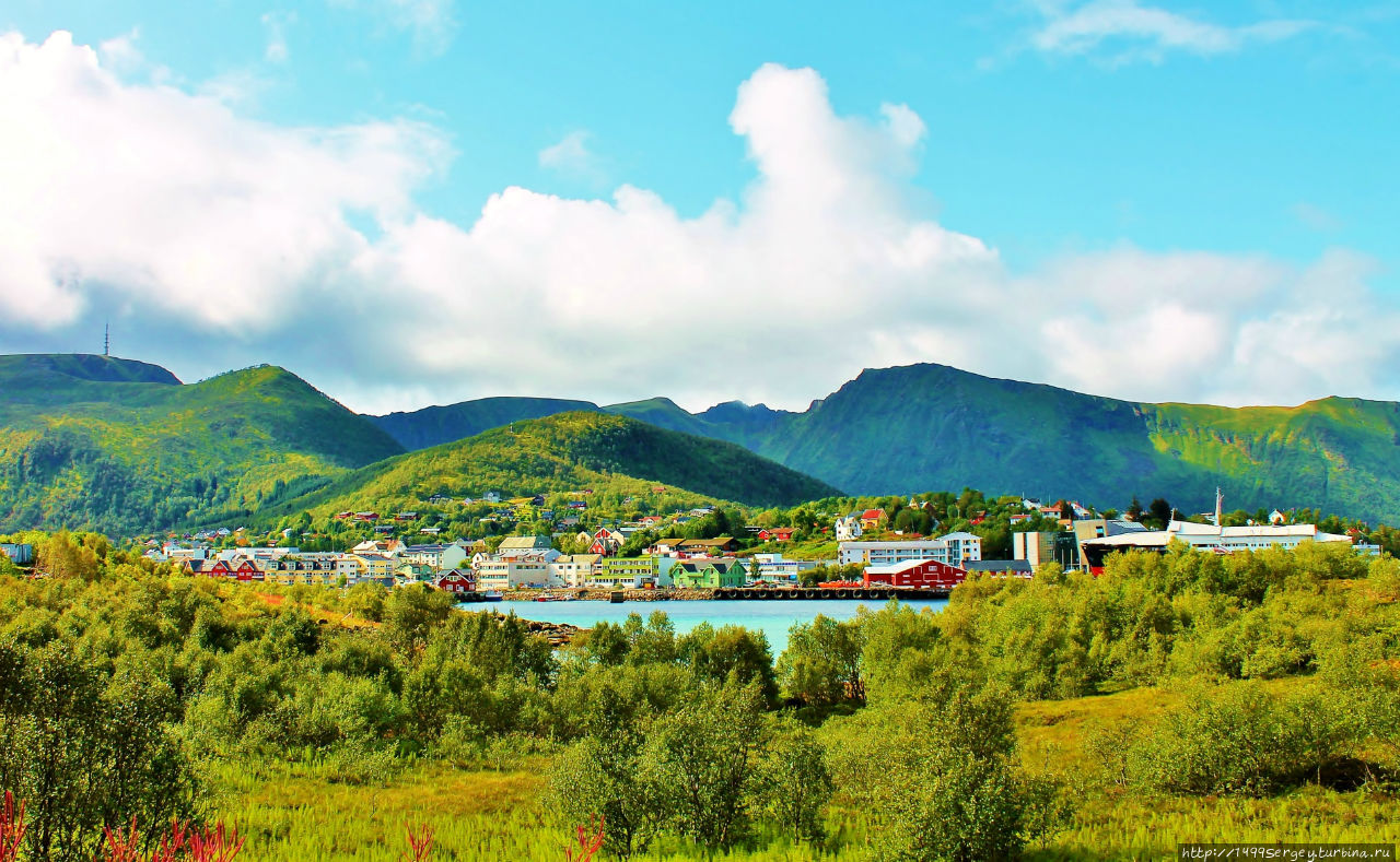 Городок Стокмаркнес. Вид с соседнего острова. Стокмарнес, Норвегия