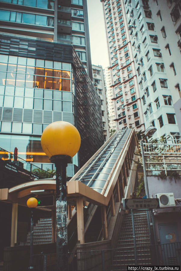 Самый длинный по протяженности наземный крытый эскалатор в мире. Начинается в районе Soho и поднимается на Миддл Левел. Гонконг