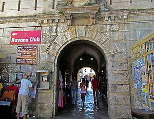 Арочный тоннель в старый город, справа 