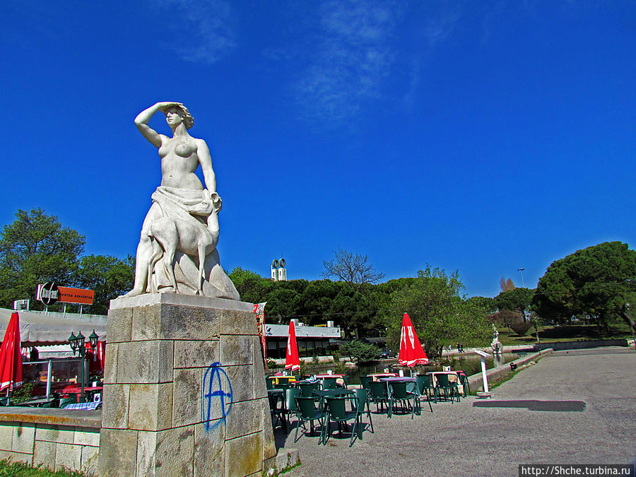 пара реалистических скульптур возле павильона пара реалистических скульптур возле павильона