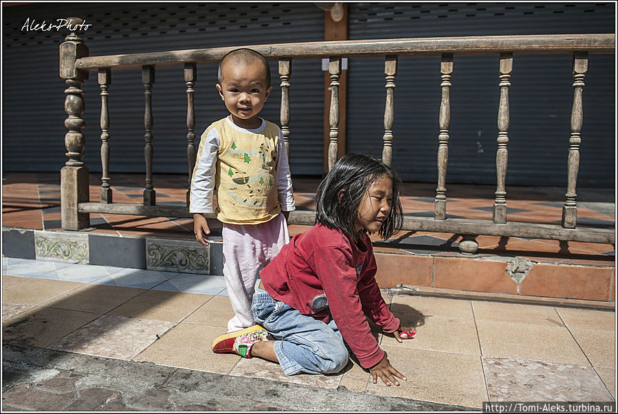 Дети, не обращая внимания на все вокруг, резвятся прямо на тротуаре...
* Паттайя, Таиланд