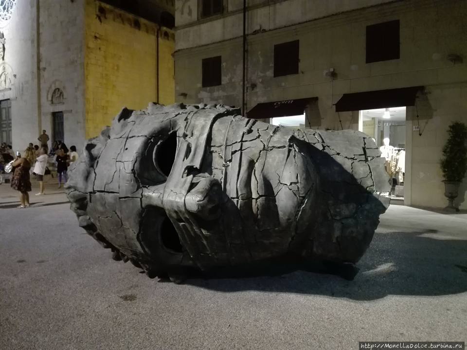 Пиэтрасанта — площадь Дуомо Пьетразанта, Италия Пиэтрасанта — площадь Дуомо Пьетразанта, Италия