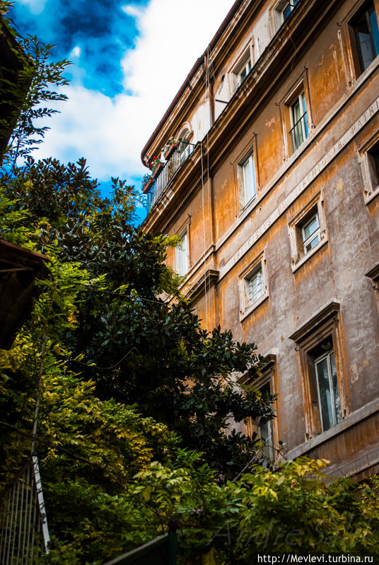 Крошечная тихая улочка Рима Рим, Италия Крошечная тихая улочка Рима Рим, Италия