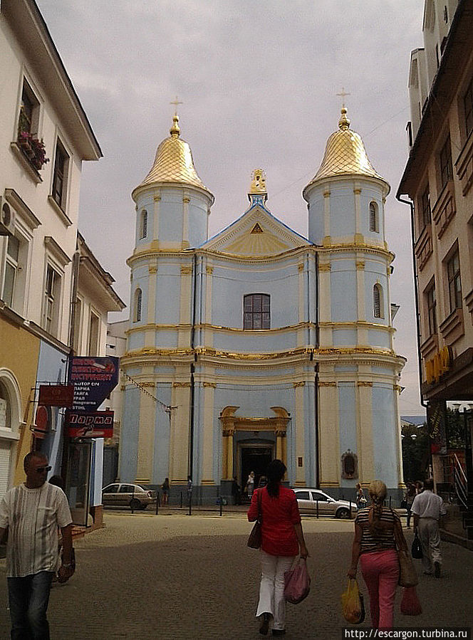 Армянская церковь (Свято-Покровский собор православной автокефальной церкви)
На месте старой деревянной церквушки в XVIII столетии было возведено высокое здание в стиле позднего барокко, украшенное двумя башнями. Ее строительство началось после получения армянской городской общиной права на самоуправление. В XIX и XX веках церковь реставрировалась, поэтому ее облик значительно изменился. В советские времена благодаря тому, что здесь располагался музей атеизма и истории религии, удалось сохранить внутреннее убранство Армянской церкви. Сегодня здание является Свято-Покровским собором православной автокефальной церкви. Армянская церковь (Свято-Покровский собор православной автокефальной церкви)
На месте старой деревянной церквушки в XVIII столетии было возведено высокое здание в стиле позднего барокко, украшенное двумя башнями. Ее строительство началось после получения армянской городской общиной права на самоуправление. В XIX и XX веках церковь реставрировалась, поэтому ее облик значительно изменился. В советские времена благодаря тому, что здесь располагался музей атеизма и истории религии, удалось сохранить внутреннее убранство Армянской церкви. Сегодня здание является Свято-Покровским собором православной автокефальной церкви.