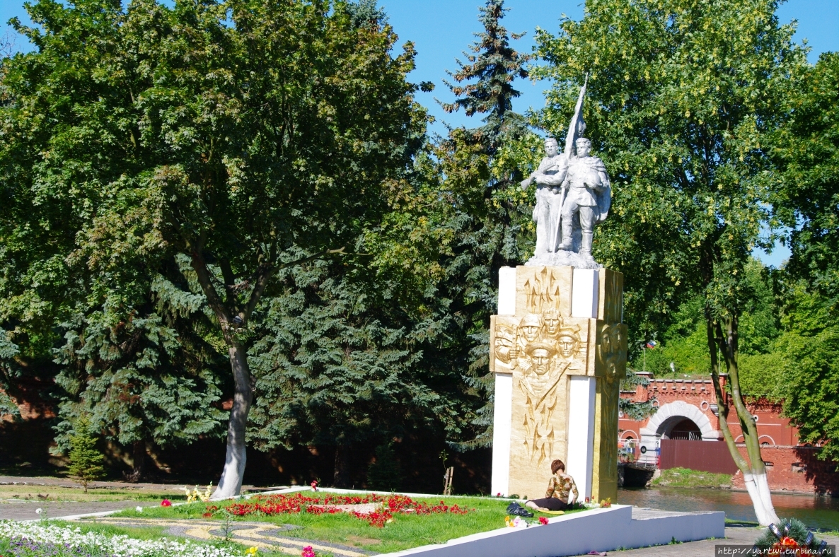 Чуть дальше находится мемориал советским воинам погибшим при взятии Пиллау в годы Великой Отечественной войны. Балтийск, Россия