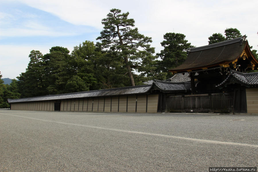 Под стенами императорского дворца Киото. Вход только по предварительной записи Киото, Япония