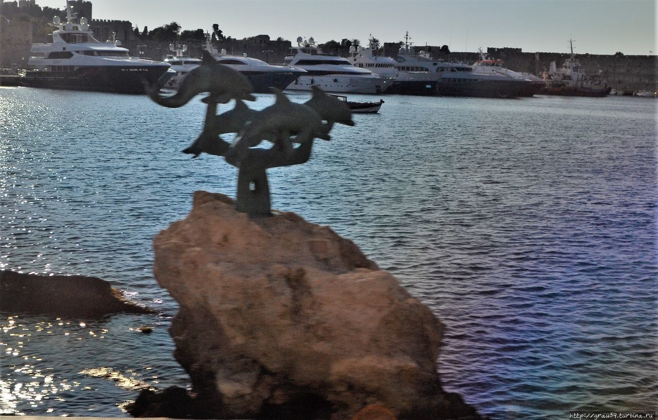Памятник дельфинам Родос, остров Родос, Греция