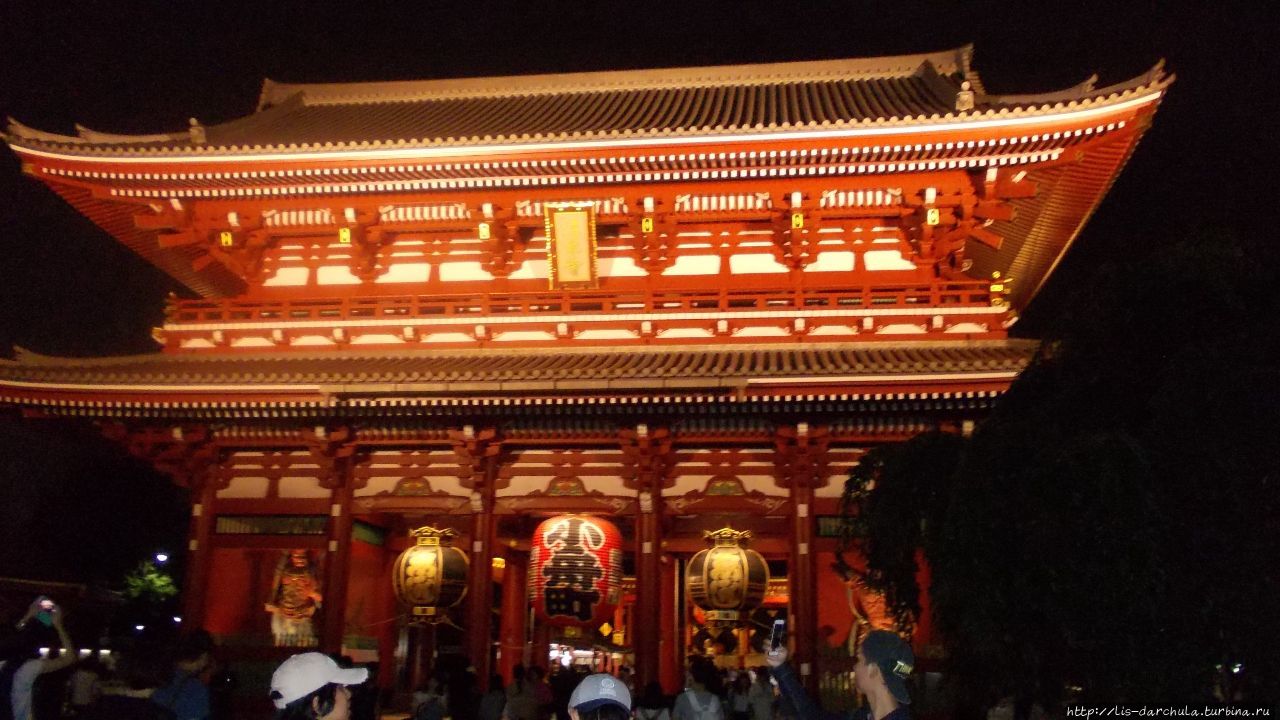 Асакуса. Синтоистский храм Трёх божеств. Токио, Япония