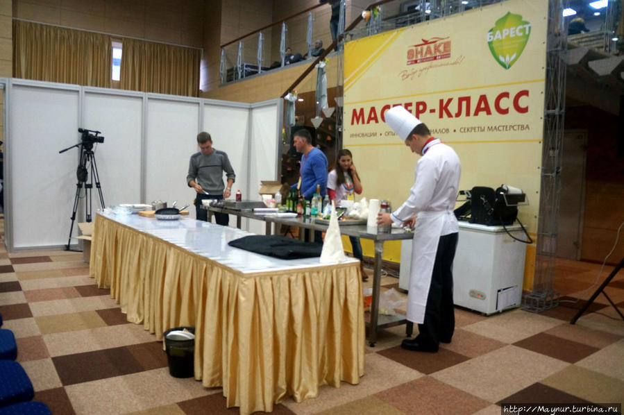 Одновременно с мастерами по изготовлению суши на других площадках начинают свои мастер- классы специалисты по изготовлению всевозможных вкусняшек из морепродуктов и мяса. Южно-Сахалинск, Россия Одновременно с мастерами по изготовлению суши на других площадках начинают свои мастер- классы специалисты по изготовлению всевозможных вкусняшек из морепродуктов и мяса. Южно-Сахалинск, Россия