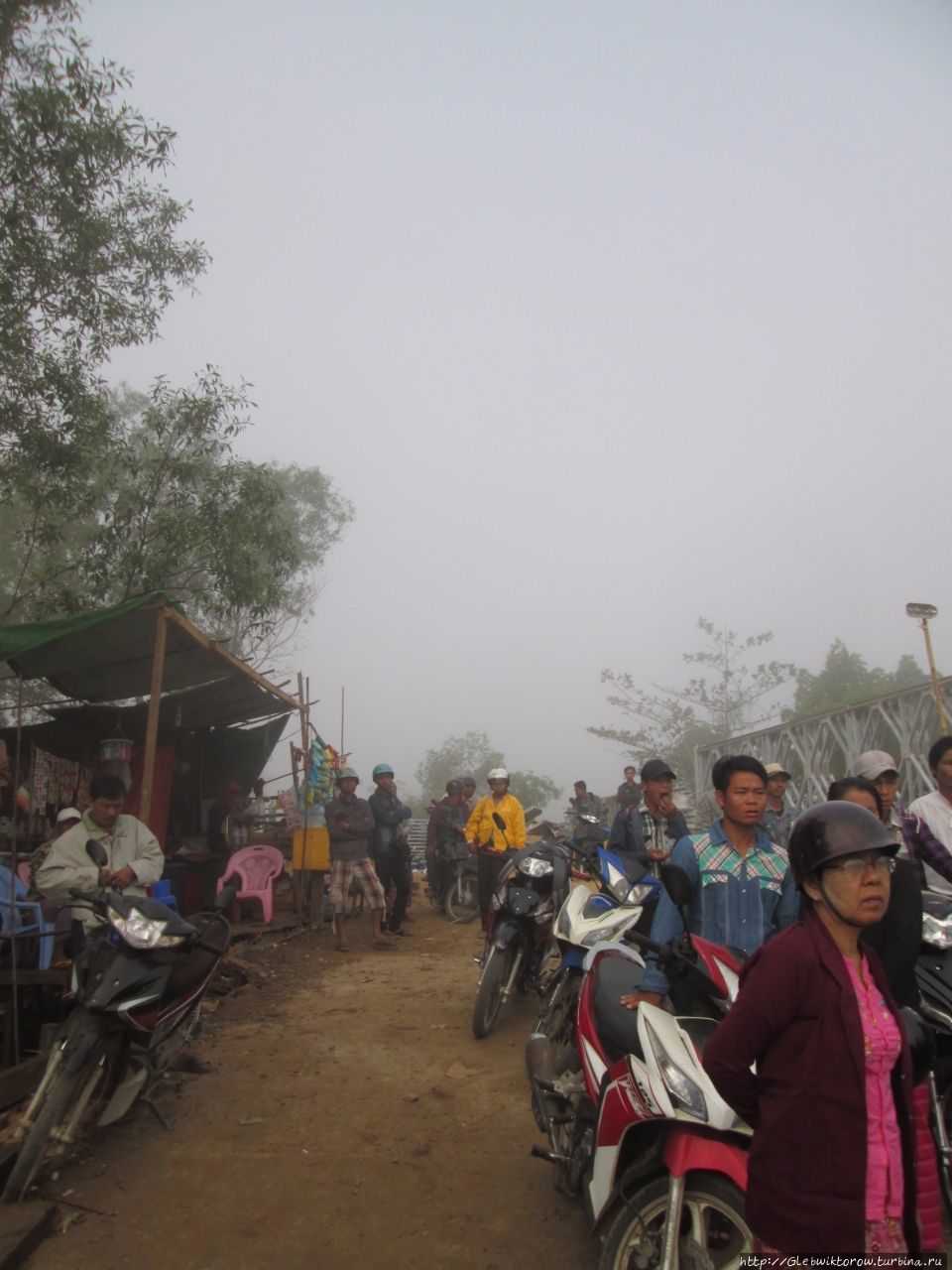 Туманная переправа через реку около Чаунгты Чаунг-Та, Мьянма