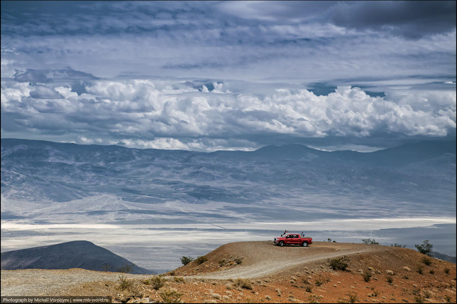 Проведя ночь в городке Биг Пайн (Big Pine), следующим утром мы продолжили наше путешествие.
На сегодня у нас было запланировано посещение самой жаркой точки США – Долины смерти.
Долина Смерти (Death Valley) — это огромная межгорная впадина в пустыне Мохаве, имеющая статус национального заповедника, площадью 13500 км2. Парк включает в себя несколько долин и пустынь. Здесь находится самая низкая точка Северной Америки, относительно уровня моря (почти 87 метров ниже), а так же 10 июля 1913 года зафиксирована рекордная температура +57 градусов по Цельсию.  
Кстати, свое устрашающее название, долина получила в 1849 году, когда поселенцы из Европы решили добраться до побережья Калифорнии срезав короткий путь через это место. В итоге, почти все участники этого похода погибли, даже не дойдя середины впадины. Те, кому чудом удалось уцелеть в этом адском пекле и назвали самую жаркую территорию на нашей планете Долиной смерти.
 
Въезд в парк бесплатный. Узкая дорога номер 190 тянется среди пустынной местности, поросшей деревьями Джошуа, с толстыми изломанными ветвями. Штат Калифорния, CША