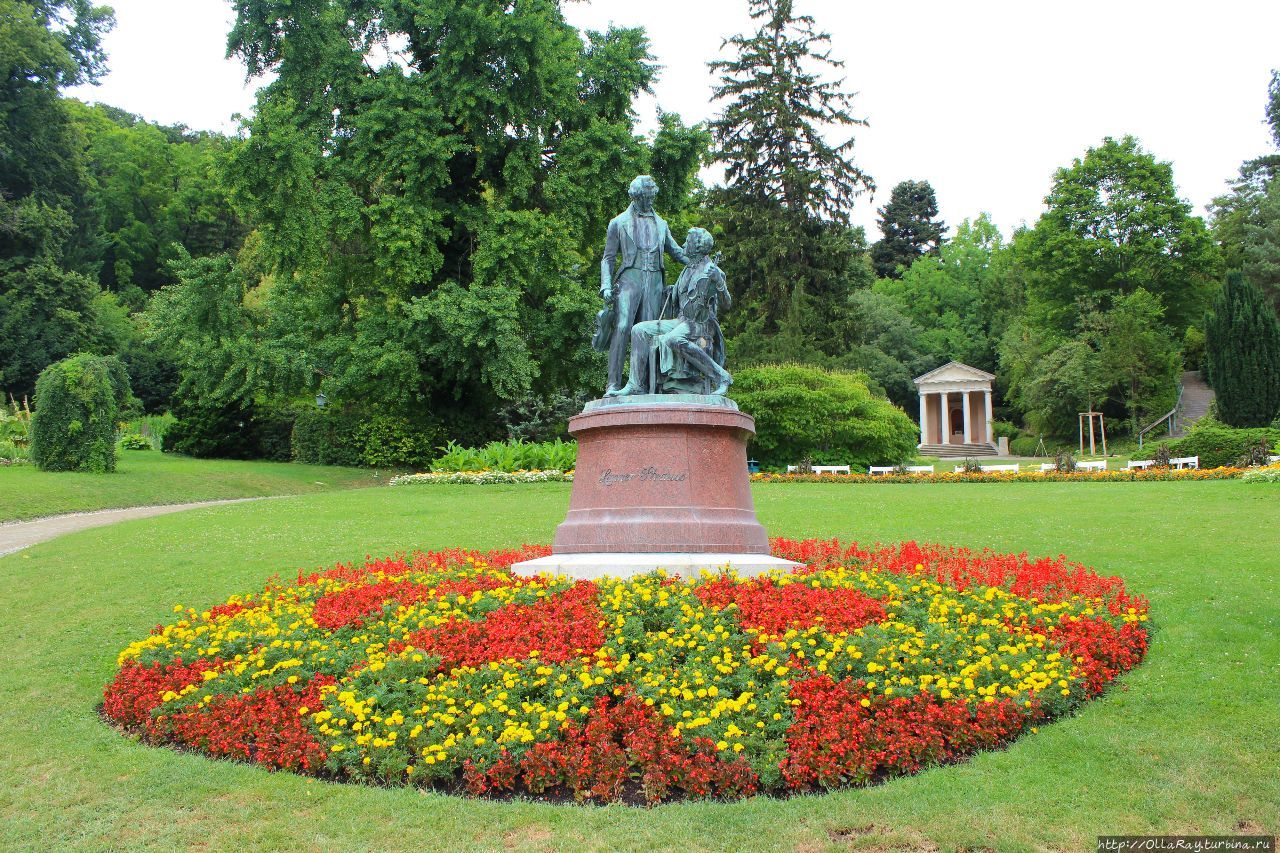 Памятник основоположникам венского вальса — композиторам Йозефу Ланнеру и Иоганну Штраусу. Баден, Австрия