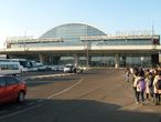 терминал В аэропорта Внуково, а справа косоглазые китаянки всю дорогу зужащие на своём омерзительном языке