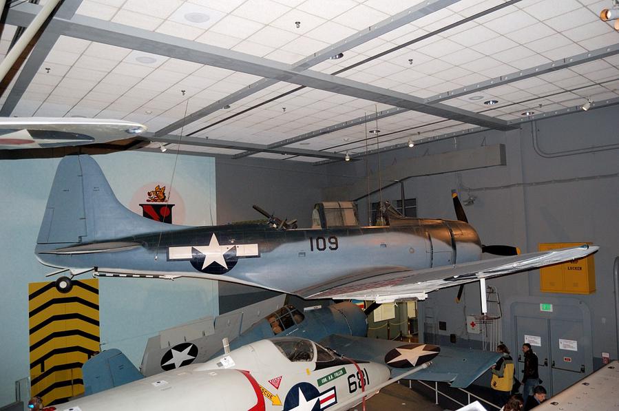 Экспозиция, посвященная Второй Мировой Войне. Американский палубный пикирующий бомбардировщик Douglas SBD Dauntless Вашингтон, CША