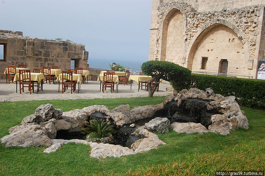 Время рушит старинные замки... Беллапаис, Турецкая Республика Северного Кипра