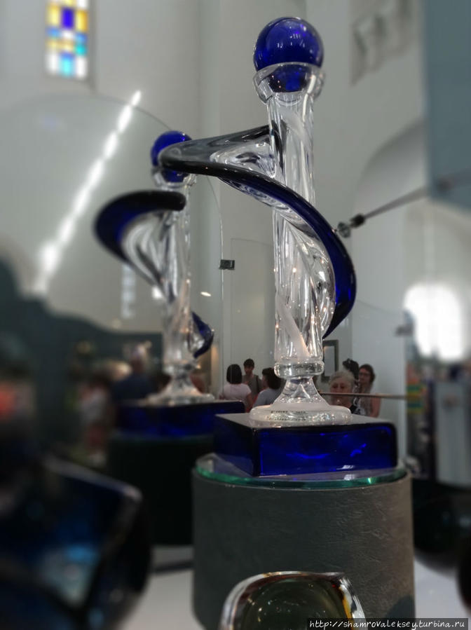 Козлова О.И.
Декоративная пластика О, Айседора! 2004 г.
Хрусталь бесцветный и цветной , техника гутная, гранение Владимир, Россия Козлова О.И.
Декоративная пластика О, Айседора! 2004 г.
Хрусталь бесцветный и цветной , техника гутная, гранение Владимир, Россия