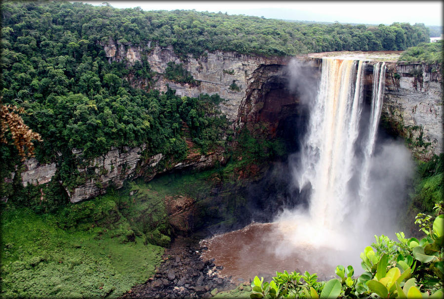 Водопад, затерянный в джунглях Южной Америки Кайетур Национальный Парк, Гайана Водопад, затерянный в джунглях Южной Америки Кайетур Национальный Парк, Гайана