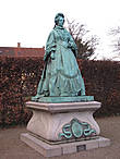 Бронзовая статуя вдовствующей королевы Каролины Амалии. Королева была очень популярной, много времени уделяла благотворительности, особенно детским домам и больницам.