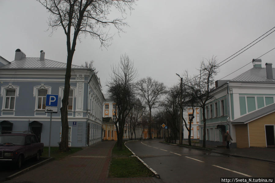 Улочка Воскресенская в своем начале показалась мне самой ухоженной и классической улочкой старинного города. Что же касается остальных улиц, то на них соседствуют особнячки и дома разной степени реставрации :) Калуга, Россия