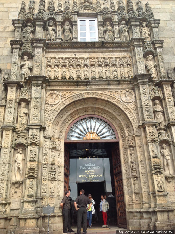 Ворота средневекового дворца Casadores на площади Обрадойро. Сейчас в нем располагается отель. Сантьяго-де-Компостела, Испания