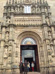 Ворота средневекового дворца Casadores на площади Обрадойро. Сейчас в нем располагается отель.