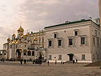 Самая старинная площадь в Москве — Соборная. Вдали 
Благовещенский Собор, на переднем плане Грановитая палата.