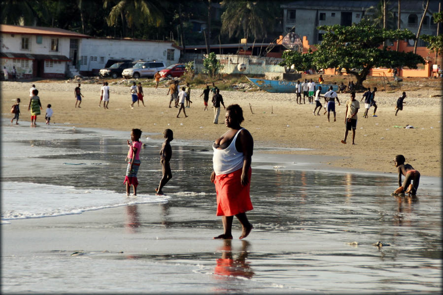 Спортивный закат или энергетика фритаунского пляжа Фритаун, Сьерра-Леоне