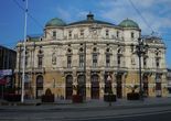 Театр Арриага (Teatro Arriaga) с красиво украшенным орнаментом фасадом. Был открыт в июне 1919 года.