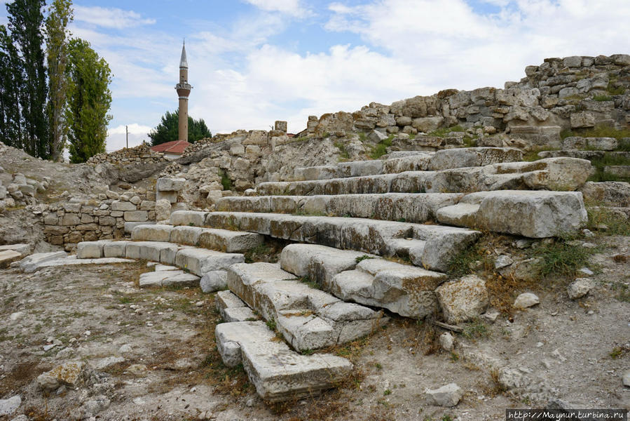 Руины  амфитеатра. Баллихизар (Пессинус), Турция