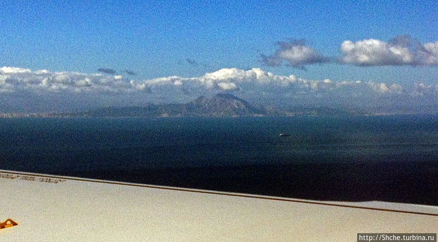 Самолет уже шел на посадку, вдалеке я заметил гору на территории Марокко Гибралтар