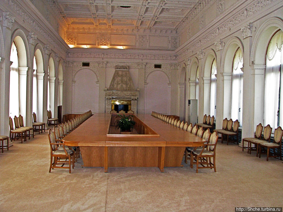 В начале зал, где проходила Ялтинская конференция руководителей трех союзных держав Ливадия, Россия