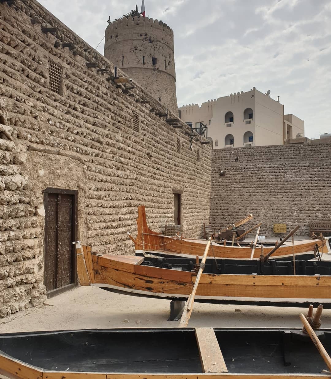 Во внутреннем дворике представлены лодки, на которых ловцы жемчуга отправлялись за добычей Дубай, ОАЭ