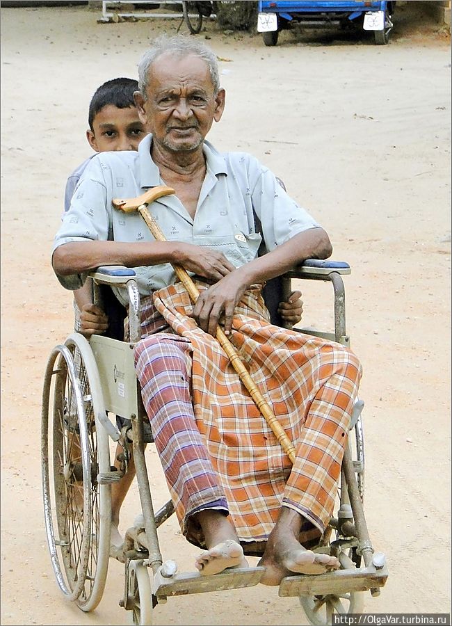 Старость бывает разной. За кем-то уход да внимание... К слову, пенсии на Шри-Ланке не предусмотрены, разве что в выигрыше оказываются только государственные служащие