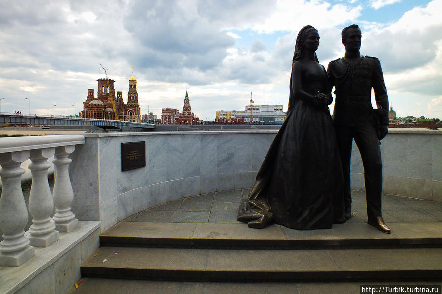 памятник Грейс Келли и князю Монако Ренье III Йошкар-Ола, Россия
