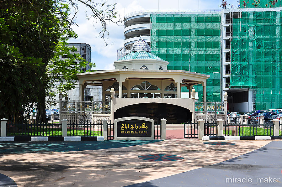 Кстати, на заднем плане здание многоуровневого паркинга, в котором и оставляют свои машины работники, тем самым разгружая прилегающие улицы от транспорта. Бандар-Сери-Бегаван, Бруней