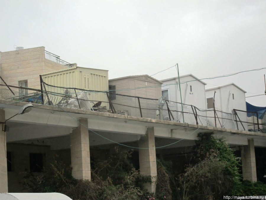 Наверху жилые домики — караваны. Хеврон, Палестина
