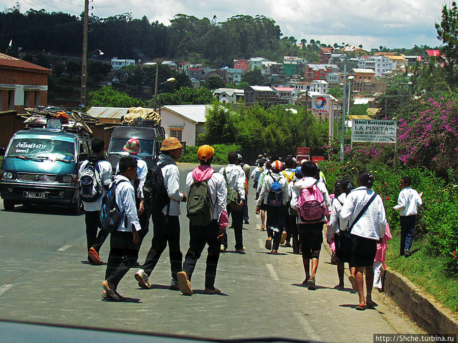 Школьники, бредущие вдоль дорог  — верный признак крупного населенного пункта Амбатулампи, Мадагаскар