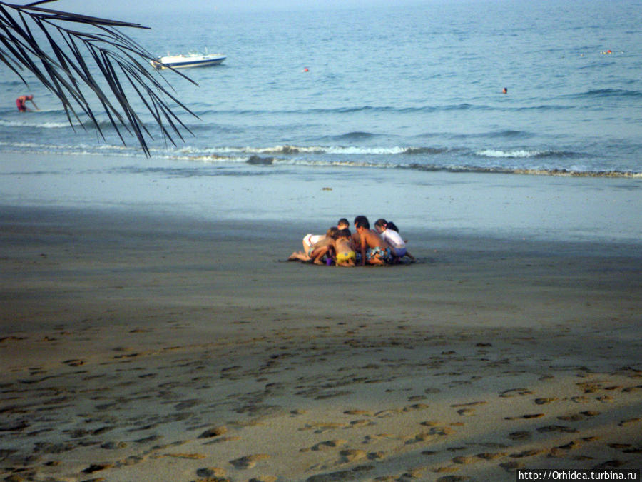 на песочке играют дети Фуджейра, ОАЭ