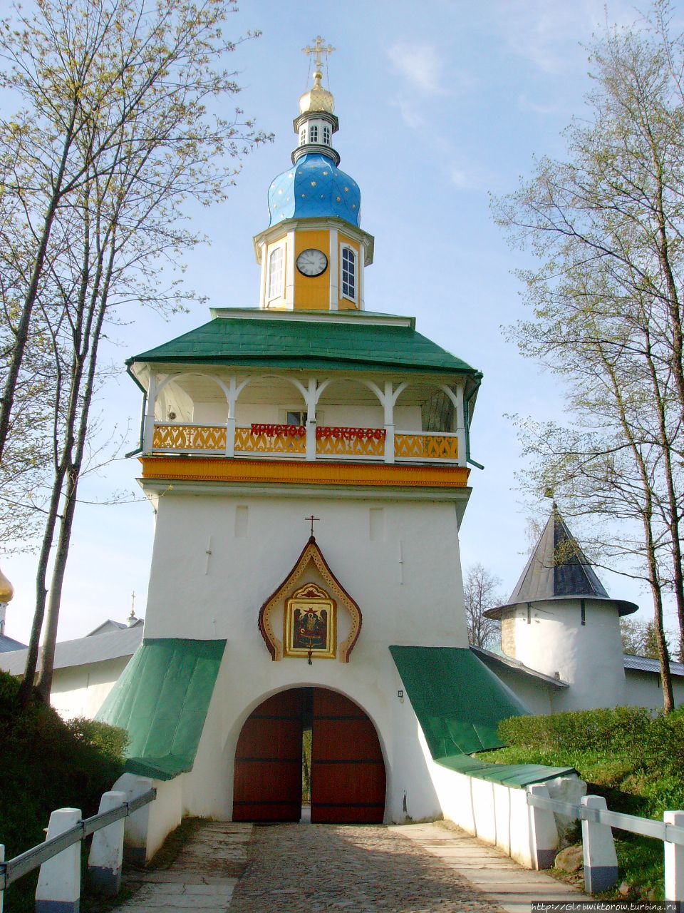Посещение монастыря в начале мая Печоры, Россия