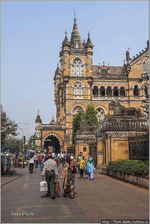 Индийцам эта красота привычна, они ее — не замечают...
* Индийцам эта красота привычна, они ее — не замечают...
*