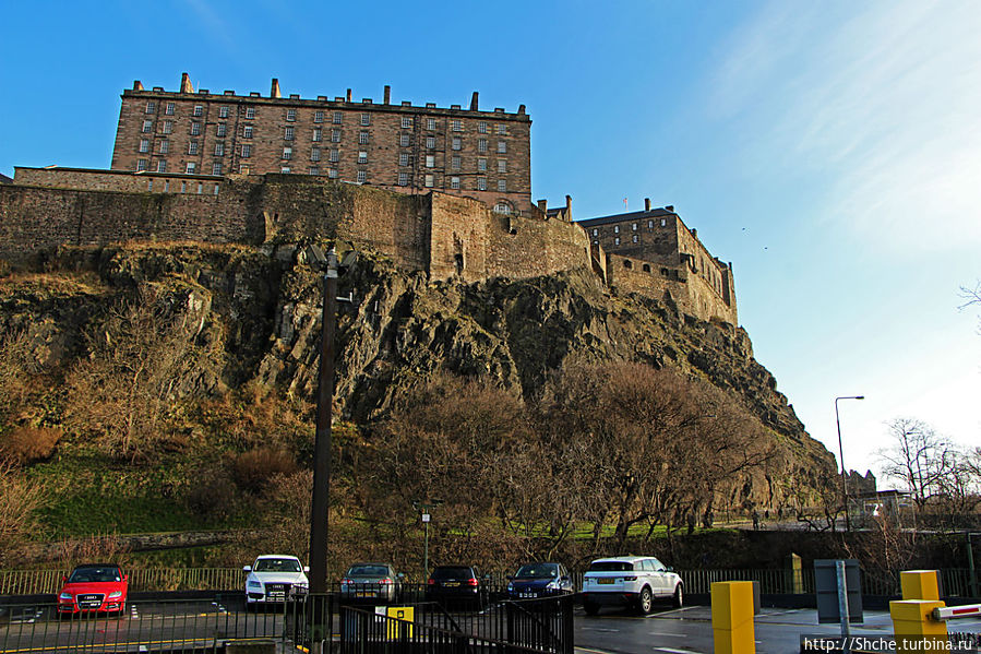 таким видят замок приехавшие в Эдинбург на авто с моногоярусной стоянки Эдинбург, Великобритания