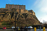 таким видят замок приехавшие в Эдинбург на авто с моногоярусной стоянки
