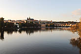 Вечерняя Прага, река Влтава, вид на Пражский град.