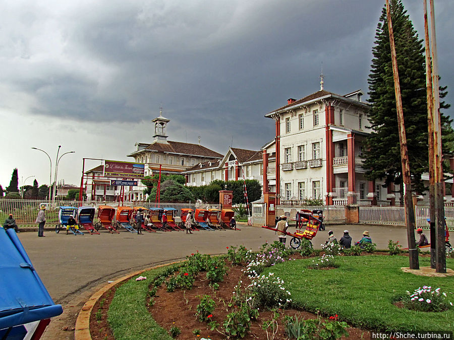 еще плотора десят пус-пусов дежурят в ворот отеля в надежде прокатить кого-нибудь и подзаработать денег для семьи еще плотора десят пус-пусов дежурят в ворот отеля в надежде прокатить кого-нибудь и подзаработать денег для семьи
