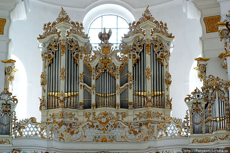 Орган  первоначально выполнен органным мастером Иоганном Георгом Нёрихом. Штайнгаден, Германия